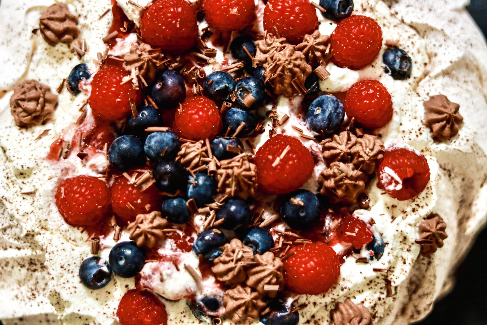 Berry pavlova cake